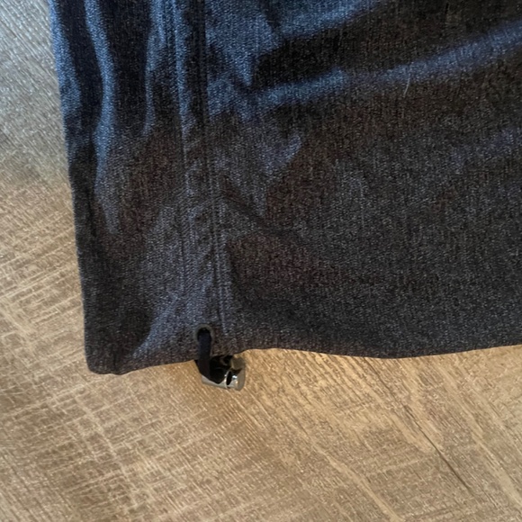 Lululemon tank top. Size 8. Built in bra, medium support. Loose hip - Picture 8 of 12